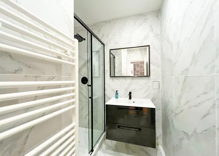 Urban Flat 67 - Spacious Flat In *