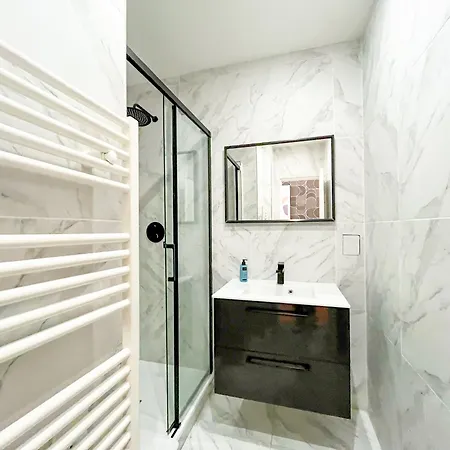 Urban Flat 67 - Spacious Flat In *