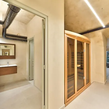 Urban Flat 67 - Spacious Flat In *