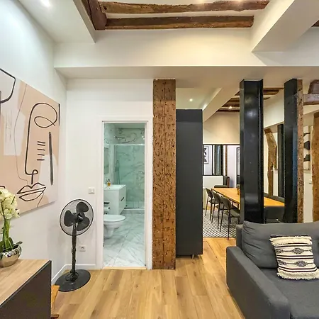Urban Flat 67 - Spacious Flat In