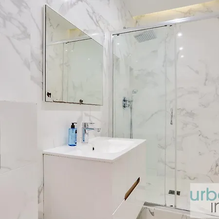 Urban Flat 67 - Spacious Flat In アパート