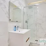 Urban Flat 67 - Spacious Flat In Daire